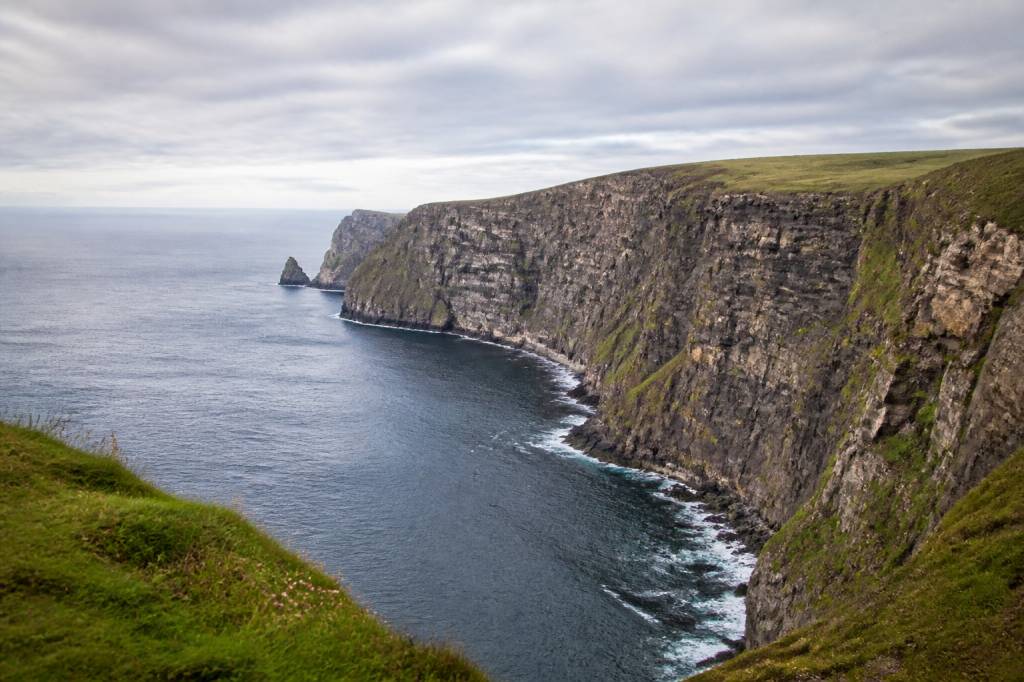 Les falaises secrètes à découvrir en irlande loin des circuits touristiques