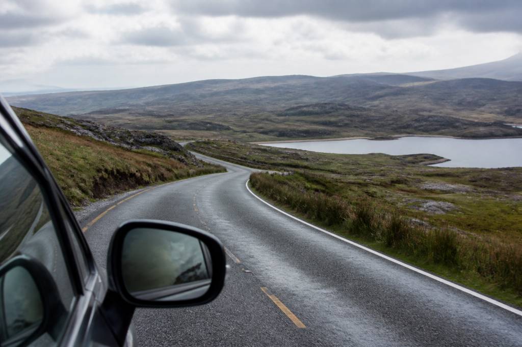 Conseils pratiques pour conduire à gauche en irlande sans appréhension